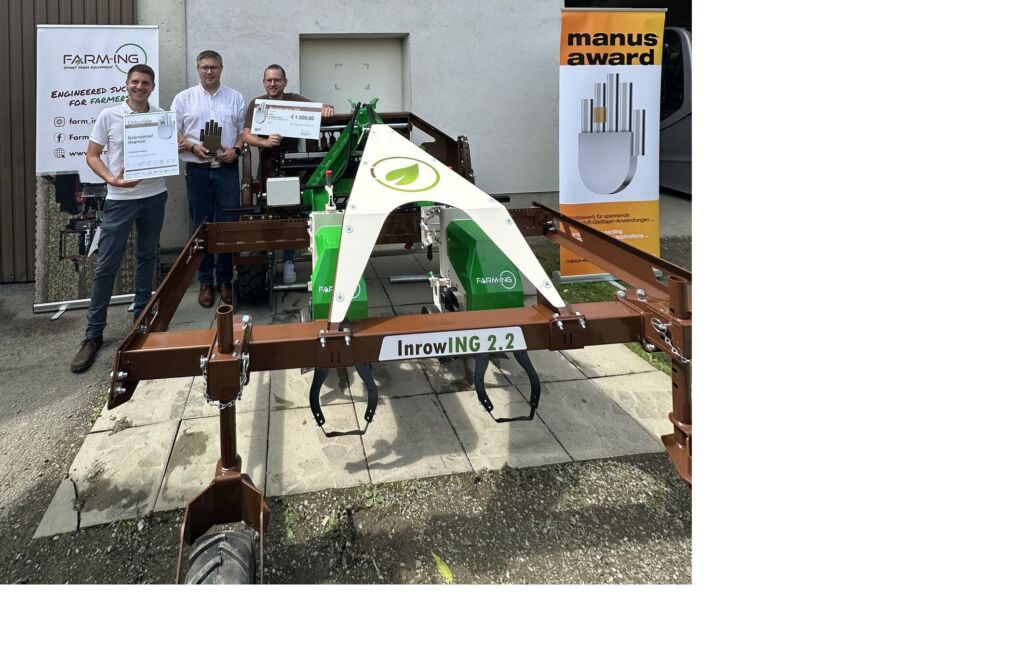 Christoph Hackl, Product Owner InRowING Hacke (links), Gerhard Zimmermann, CTO (Mitte) und Patrick Mödlagl, Operations Manager (rechts) freuen sich über den bronzenen Manus Award sowie das Preisgeld von Igus für die Entwicklung einer KI-gesteuerten Hack