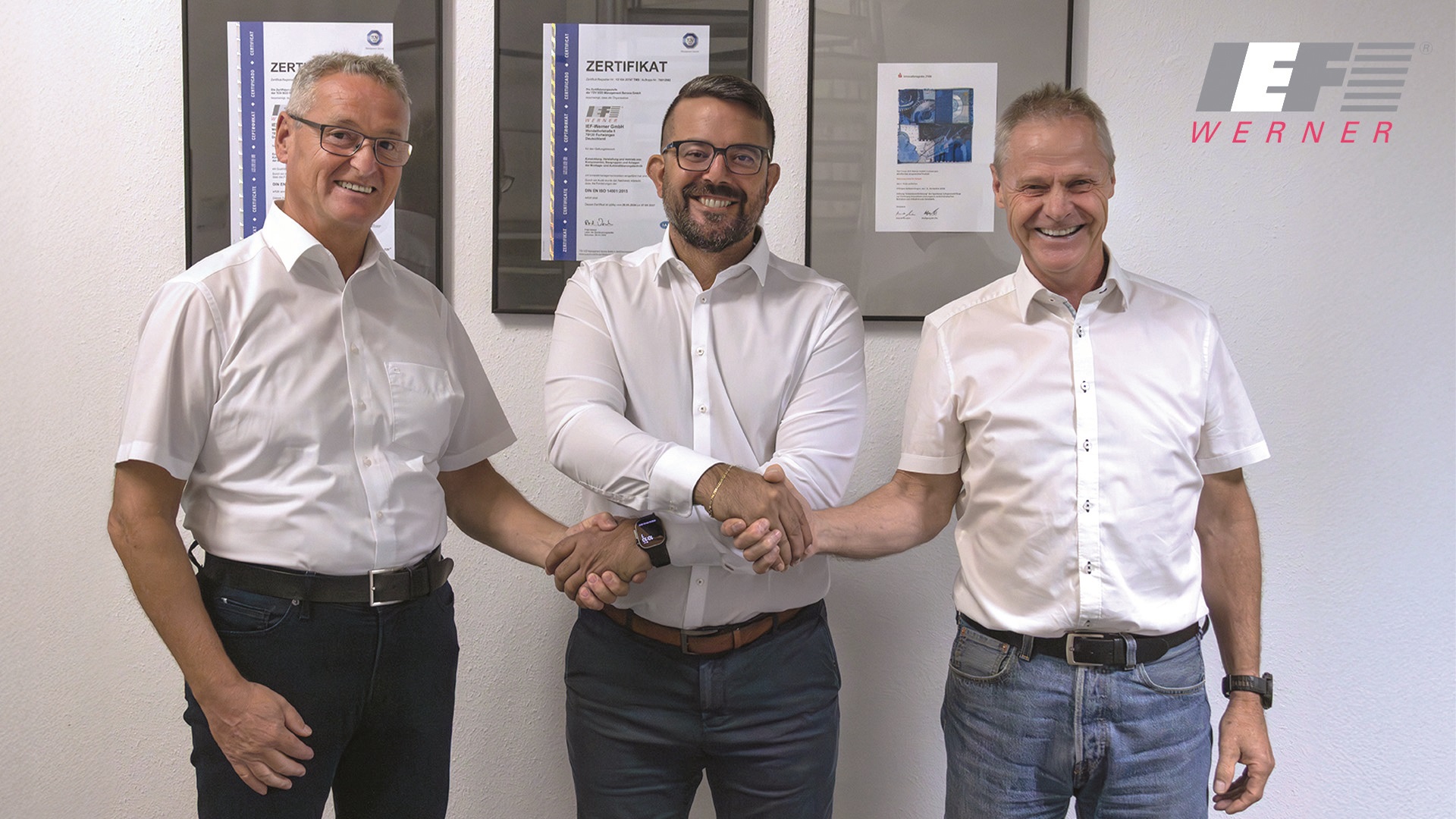 Die bisherigen Geschäftsführer Manfred Meyer (l.) und Stefan Deck (r.) heißen Jürgen Noailles (m.) willkommen.