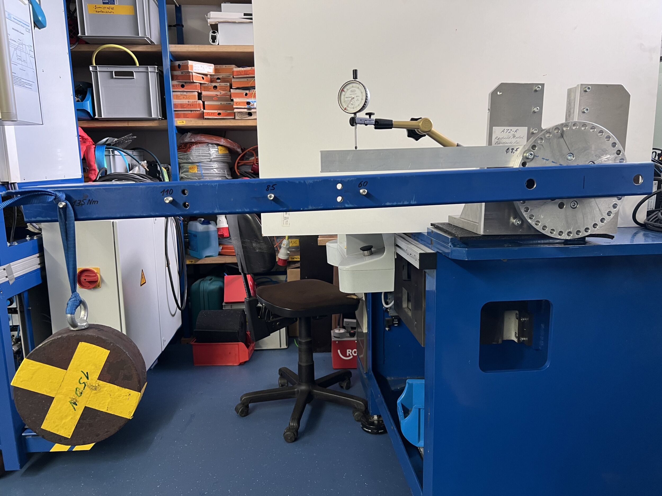 Analoger Prüfstand an dem Fischer die Steifigkeit ermittelt.