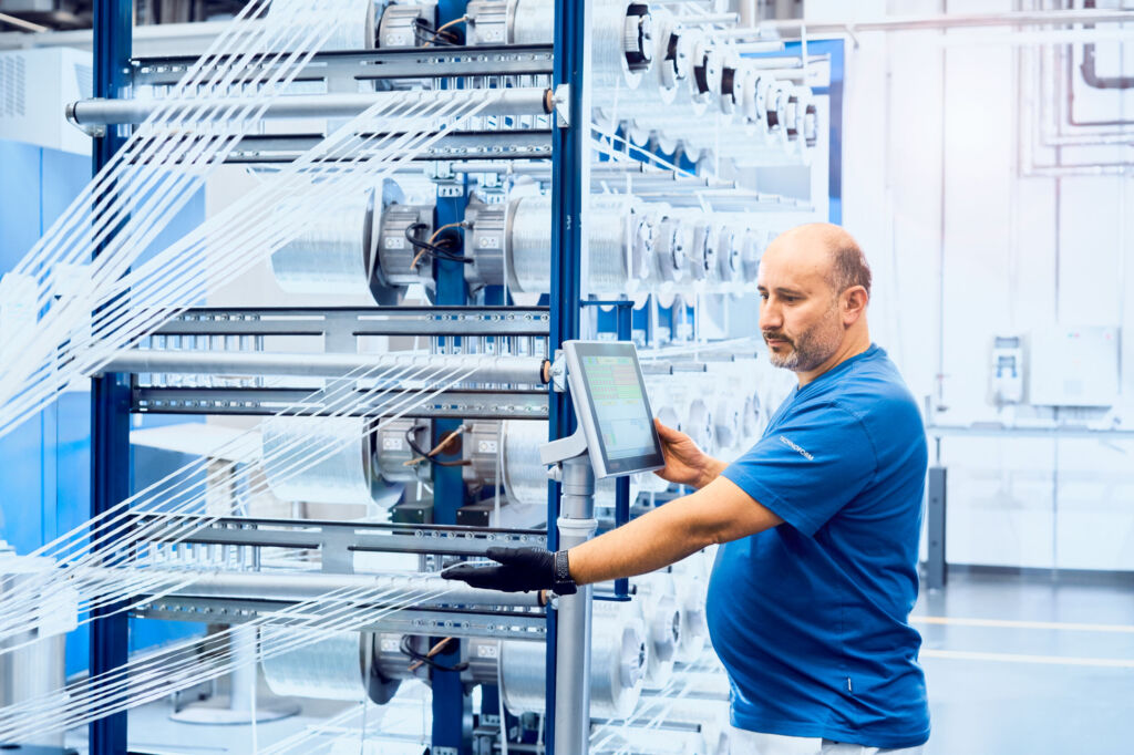 Pultrusion ist ein kontinuierlicher Prozess, bei dem Endlosfasern mit einem thermoplastischen Matrixmaterial imprägniert und durch ein konturgebendes Werkzeug gezogen werden. Technoform verwendet aktuell Glasfasern, die von Polyamid 6 umgeben sind. Die Ausweitung auf andere thermoplastische Kunststoffe ist in der Entwicklung.