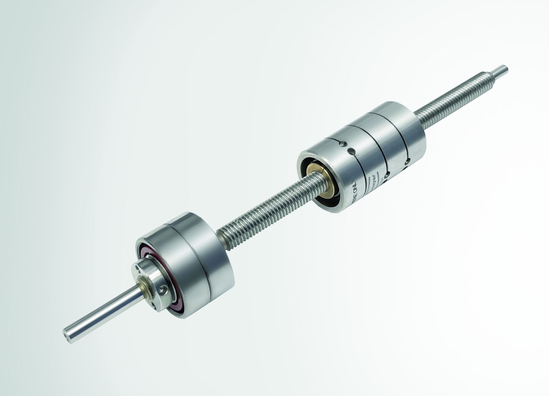 Aktuell bietet Feinmess Suhl seine neue Produktlinie für hochgenaue Anwendungen mit gehärteter und geschliffener Spindel, einem metrischen ISO-Gewinde mit einem Flankenwinkel von 60° oder einem Trapezgewinde, mit bis zu vier Gängen sowie verschiedene Lagerausführungen an.