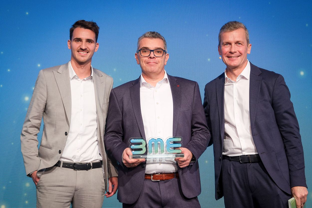 BME-Hauptgeschäftsführer Dr. Lars Kleeberg (rechts) beglückwünschte die Preisträgervertreter Florian Greulich (Mitte), Einkaufsleiter der VEMAG Maschinenbau GmbH, und Steen Bösche (links), Projektmanager Digitale Transformation bei Vemag, zum „Procurement Excellence Award (KMU) 2025“.