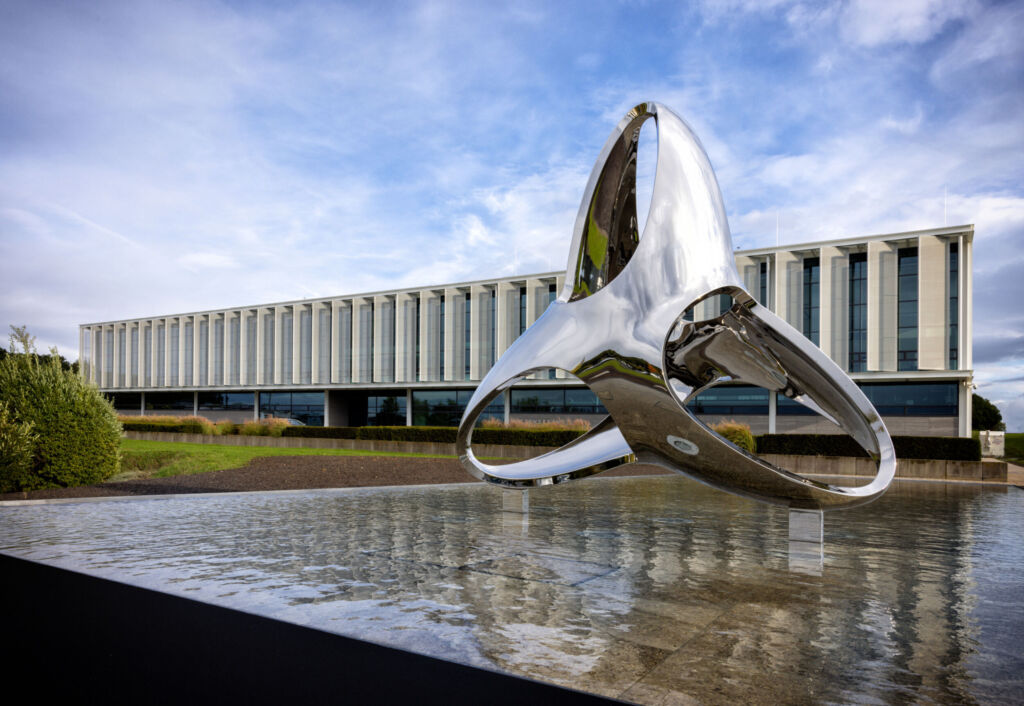 02 WITTENSTEIN Logoskulptur