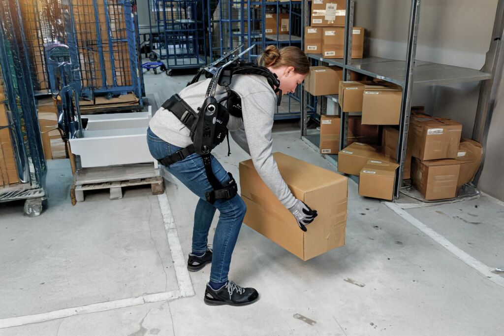 Das Rumpfbeuge-Exoskelett Mate Uba entlastet den unteren Rücken bei Hebe- und Beugebewegungen.