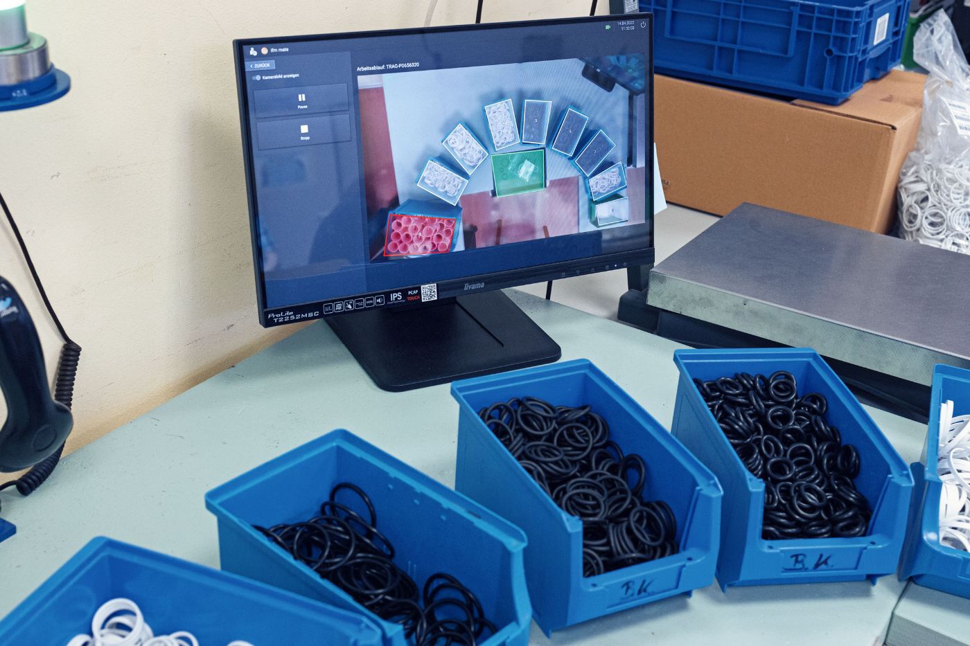 Müssen viele, mitunter gleich aussehende Einzelteile korrekt verpackt werden, kann es schnell zu Fehlern kommen. Das Werker-Assistenzsystem IFM Mate hilft effektiv, diese zu verhindern.