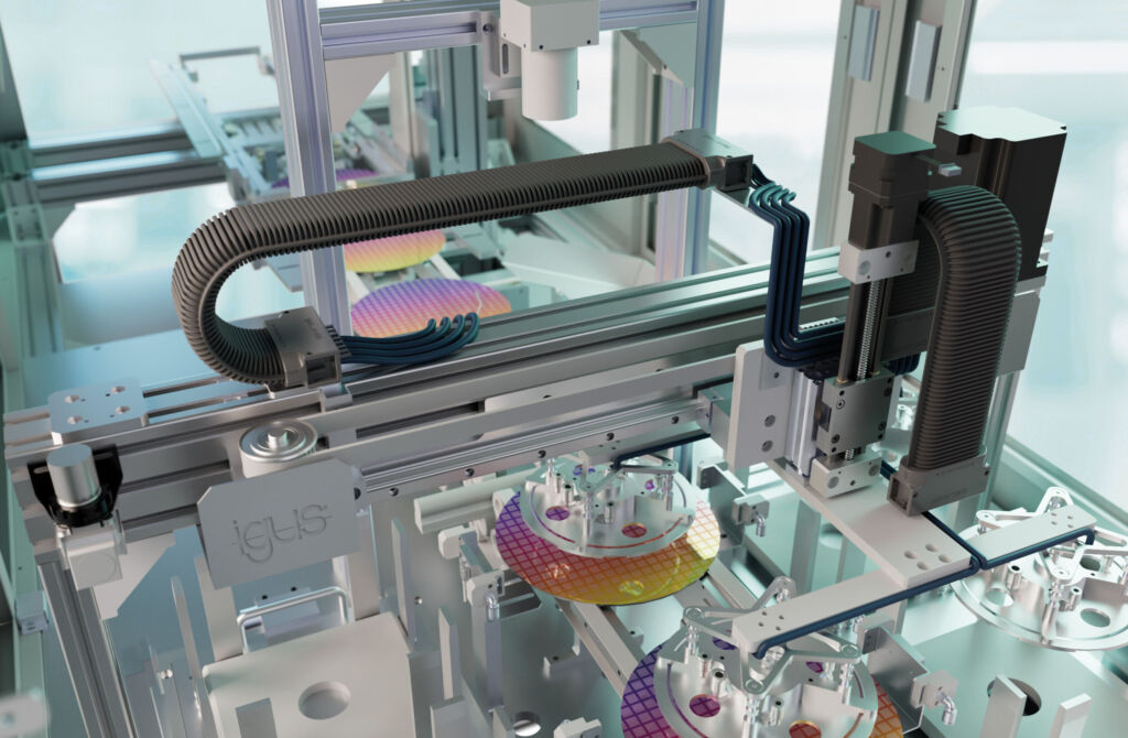 Mit der e-skin soft ESD bringt igus eine abriebfeste und ableitfähige Energiekette für Reinräume auf den Markt, die für mehr Sicherheit in der Chip- und Batteriefertigung sorgt.