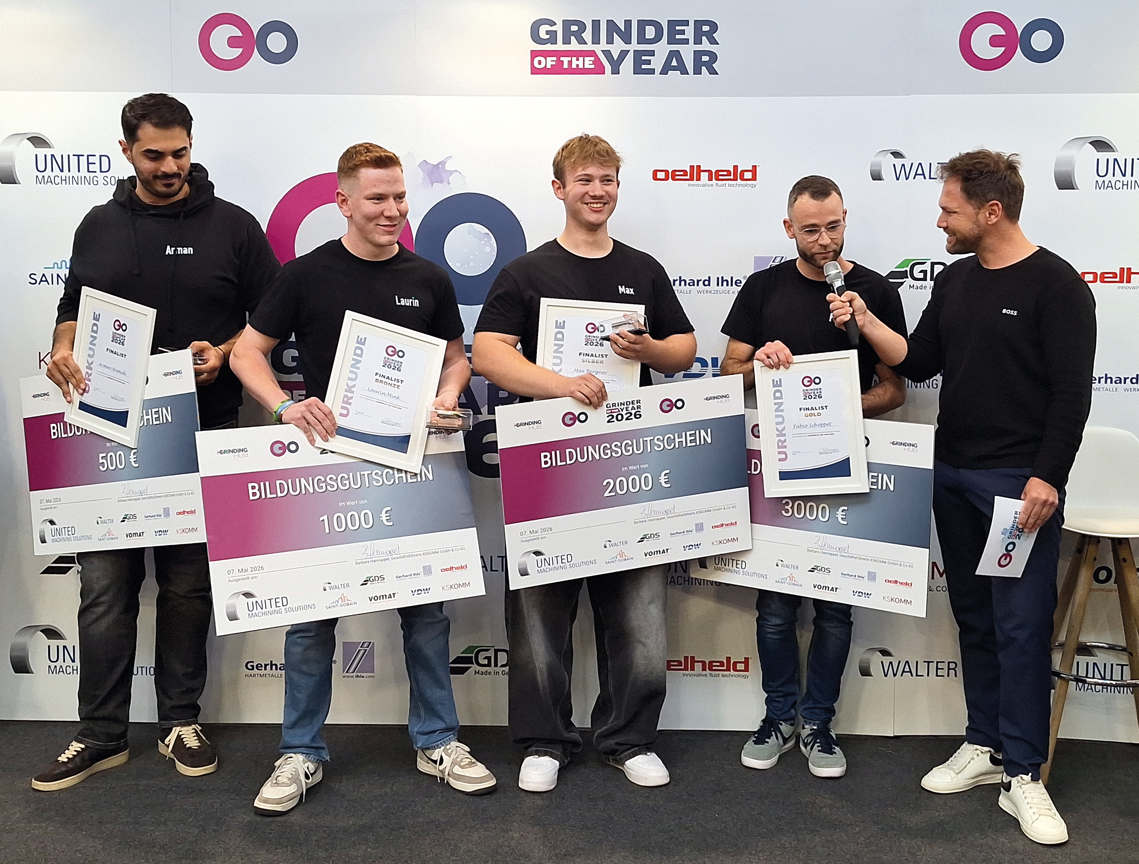 Die Finalisten freuen sich über ihre Bildungsgutscheine nach der Preisverleihung (v.l.): Arman Hamidi, Laurin Mink, Max Bergner und Fabio Schoppet mit Tobias Witton.