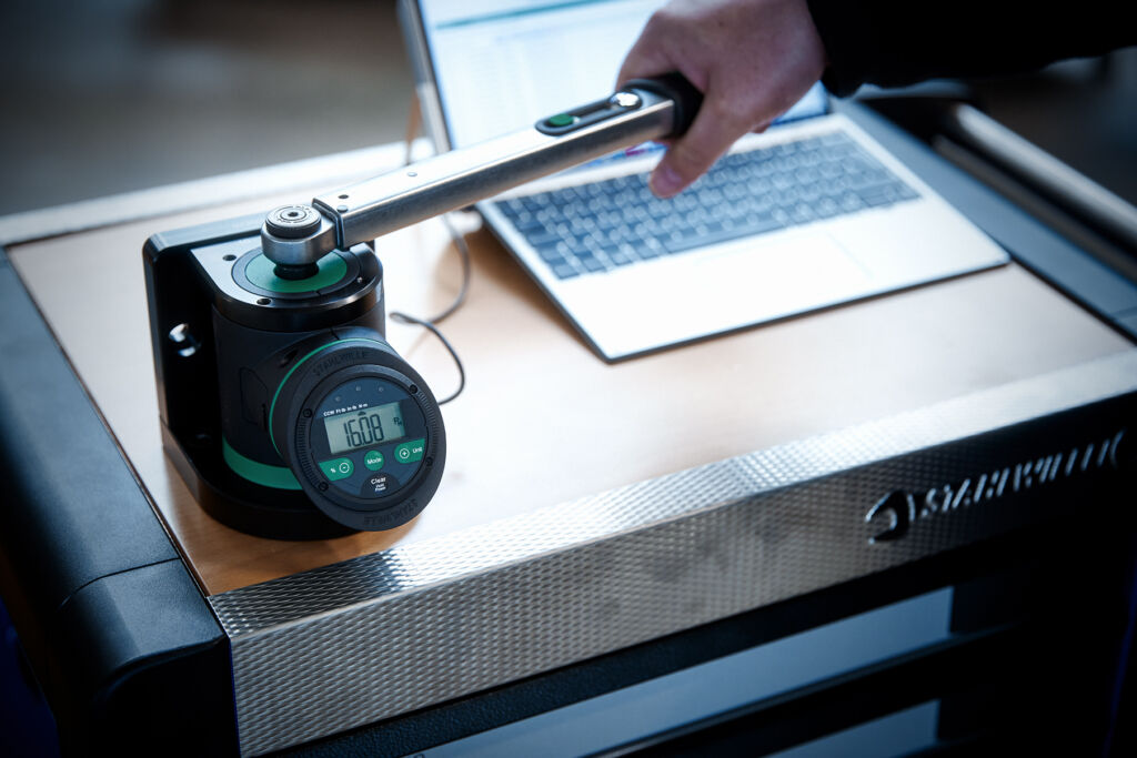 Mit dem Drehmomentprüfgerät SmartCheck DAPTIQ können Unternehmen ihre Messmittel, wie Drehmomentschlüssel oder Drehmomentschraubendreher schnell und unkompliziert im eigenen Haus prüfen - für maximale Präzision und Effizienz.
