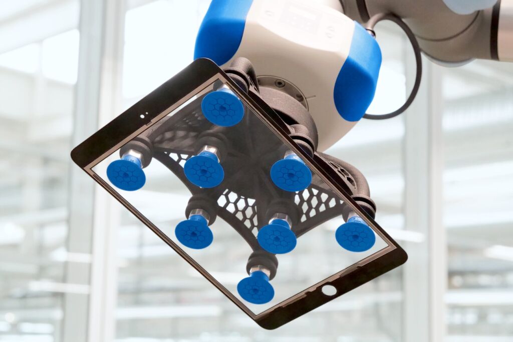 Ob mobile Robotik,
vollautomatisiertes
Kleinteilehandling oder
stationäre Handhabungsaufgaben: Elektrische Vakuum-Erzeugung
verbessert die Energieeffizienz dank
automatischer Anpassung der
Saugleistung, z.B. mit dem VakuumErzeuger ECBPi von Schmalz.