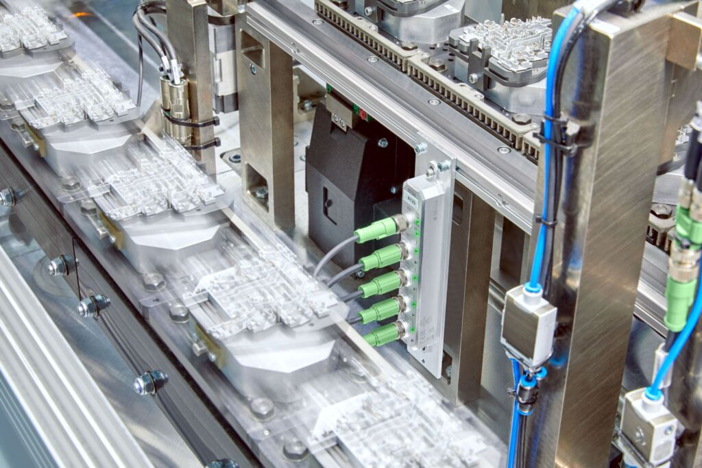 Die dezentrale Feldinstallation reduziert den Verkabelungsaufwand, vereinfacht die Inbetriebnahme und erhöht die Anlagenverfügbarkeit. Die Koppler können die Geräte kontaktlos via IO-Link mit Spannung versorgen.