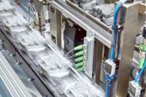 Die dezentrale Feldinstallation reduziert den Verkabelungsaufwand, vereinfacht die Inbetriebnahme und erhöht die Anlagenverfügbarkeit. Die Koppler können die Geräte kontaktlos via IO-Link mit Spannung versorgen.