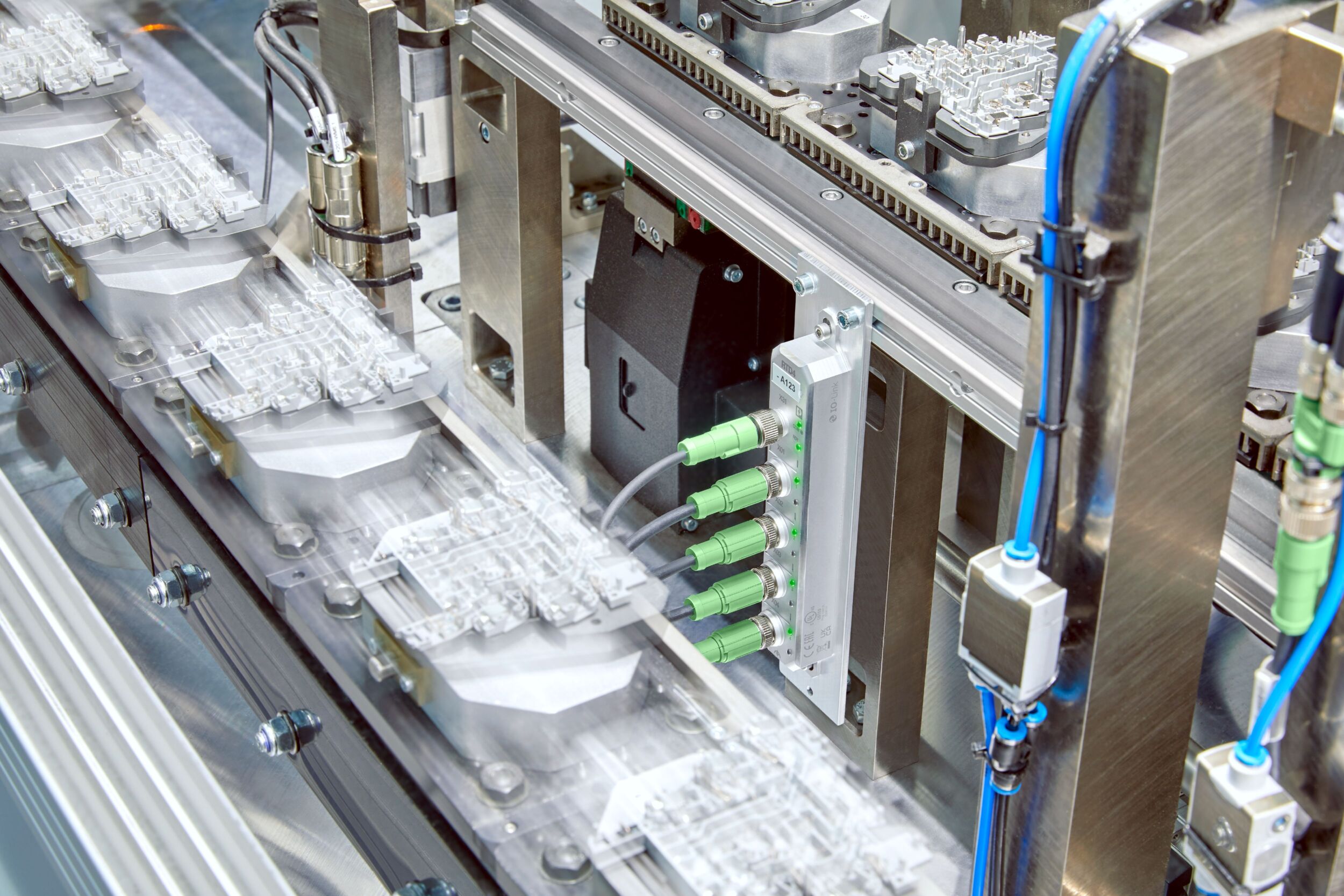 Die dezentrale Feldinstallation reduziert den Verkabelungsaufwand, vereinfacht die Inbetriebnahme und erhöht die Anlagenverfügbarkeit. Die Koppler können die Geräte kontaktlos via IO-Link mit Spannung versorgen.