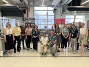 Gruppenfoto der Teilnehmenden des Abschlusstreffens bei Rico Elastomere Projecting in Thalheim bei Wels (Österreich).