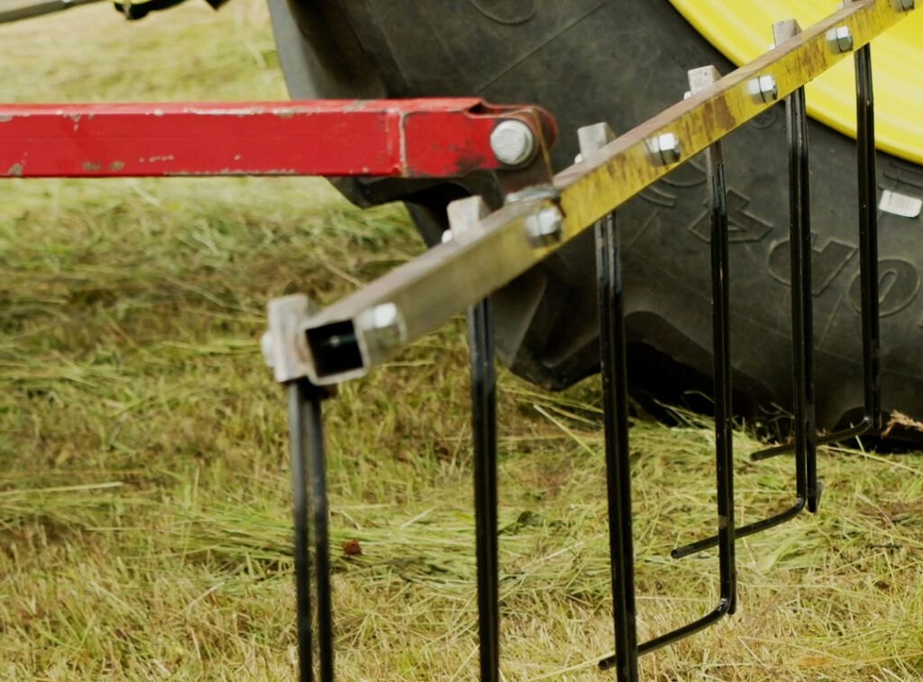 Die Bügelscheuche fährt mit Metallzinken durch das Gras und bringt Insekten dazu, sich selbst in Sicherheit zu bringen.