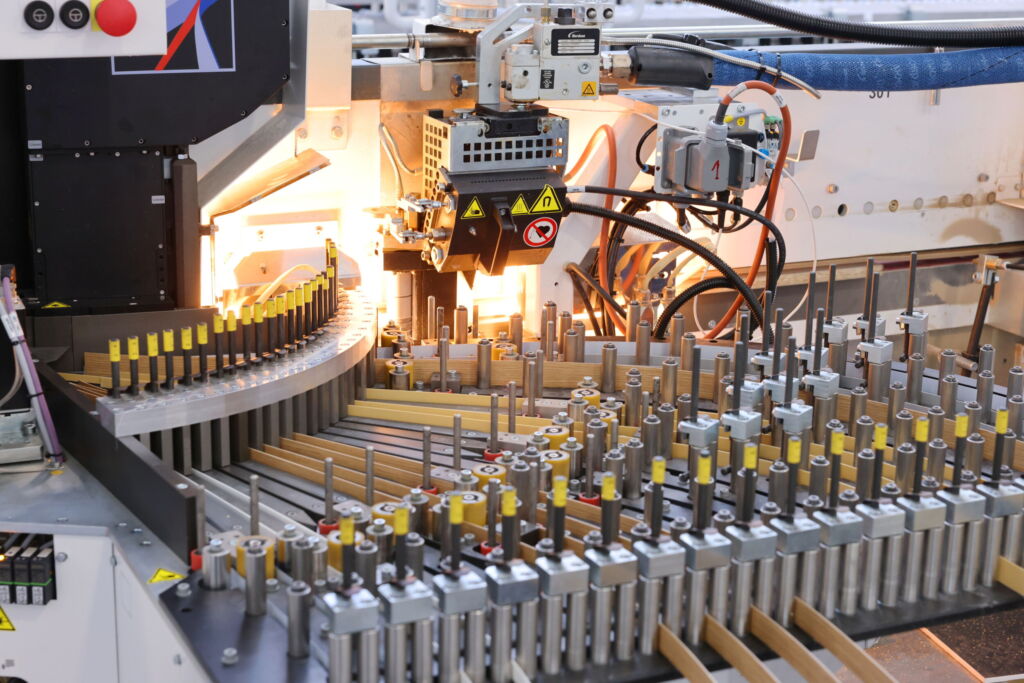 Um einen umfassenden Einblick in seine energieintensive Produktion von beschichteten Platten, Laminaten sowie Kanten zu erhalten, hat Cleaf zusammen mit ifm eine Lösung entwickelt, die die Energieflüsse transparent macht und den Zustand der kritischsten Anlagen kontinuierlich überwacht.