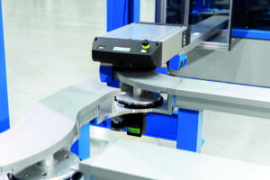 Das Shuttlesystem transportiert Produkte und Materialien flexibel über Weichen sowie Streckenmodule und ermöglicht anpassungsfähige Materialflüsse in sensiblen Produktionsumgebungen.