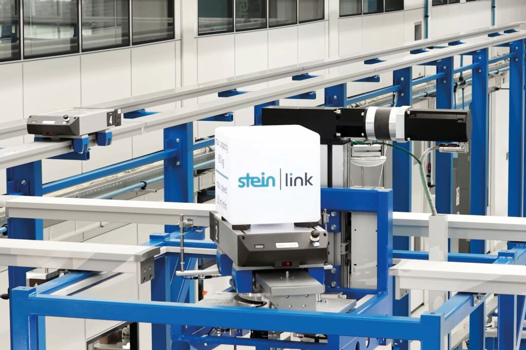 Ein Lift befördert das batteriebetriebene Shuttle von Stein Link auf eine zweite Produktionsebene und ermöglicht so einen flexiblen sowie platzsparenden Transport von Produkten und Materialien.