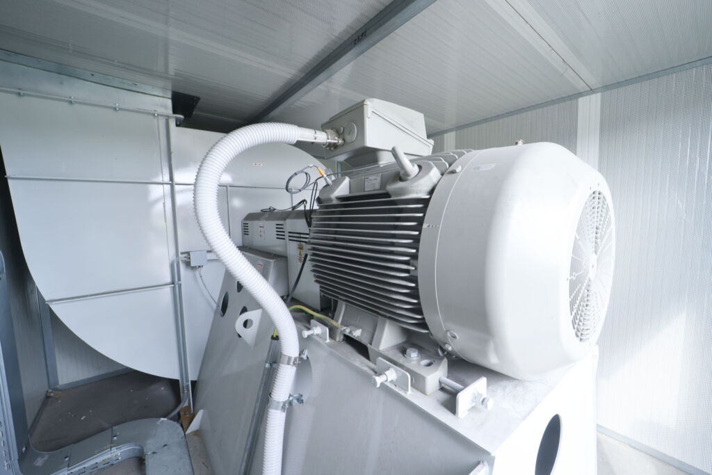 Am Motor des Ventilators ist ein Schwingungssensor eingebaut.