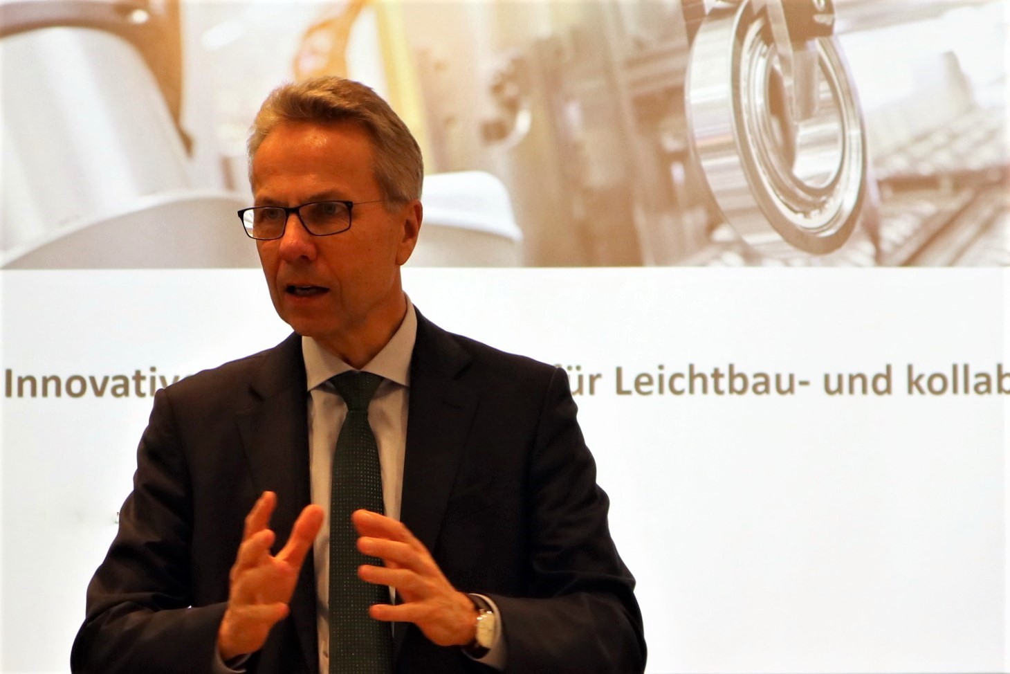 Dr. Stefan Spindler, Vorstand Industrie der Schaeffler AG: "Wir verfügen über mehr als 170 Standorte in 50 Ländern und bieten weit über 10.000 unterschiedliche Produkte an."