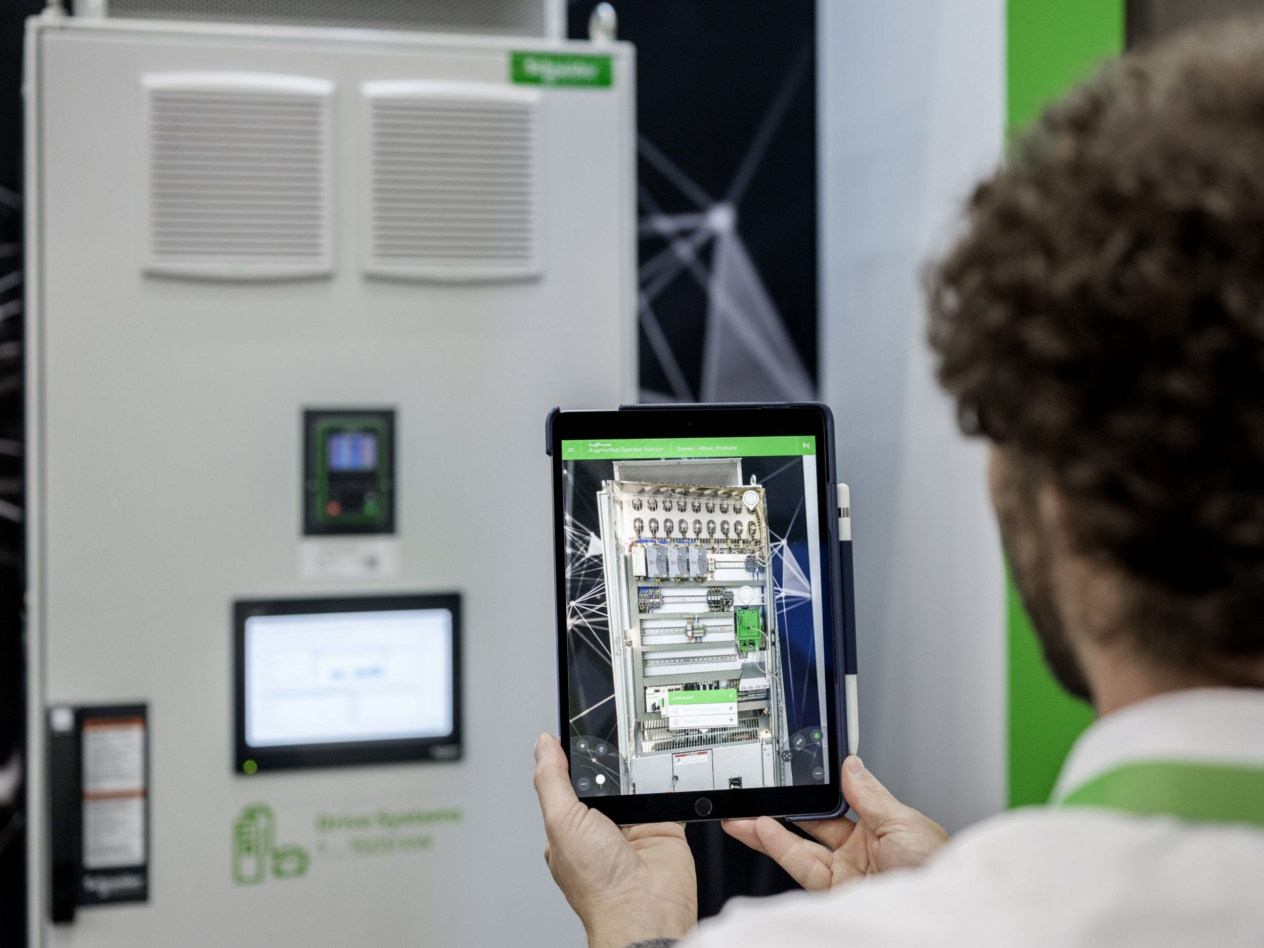 Der EcoStruxure Augmented Operator Advisor von Schneider Electric eröffnet neue Möglichkeiten in der Wartung von Schaltanlagen.
