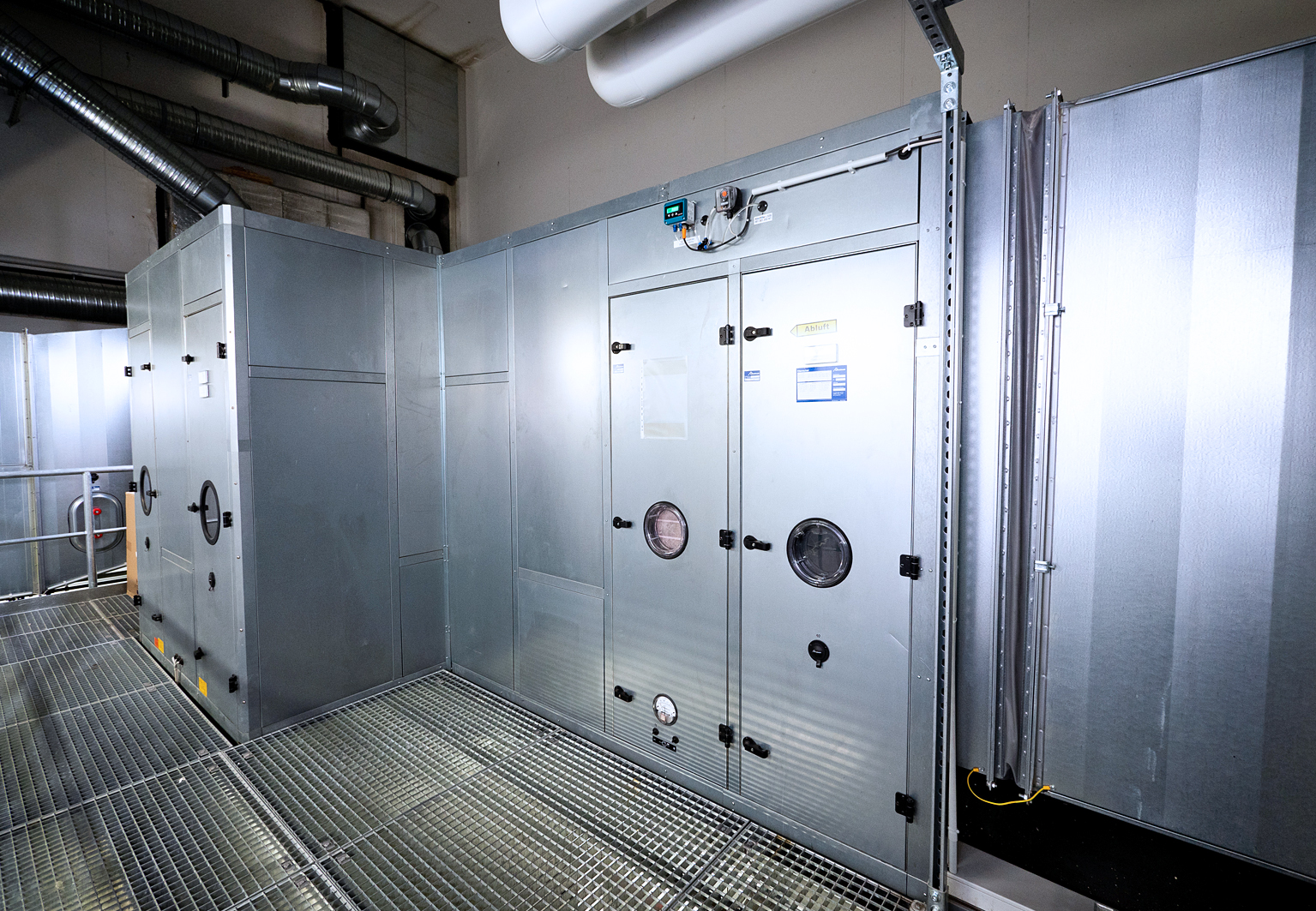 In der Elektronikfertigung von ifm in Tettnang wurden die Absaugeinrichtungen auf eine zustandsorientierte Wartung umgestellt.