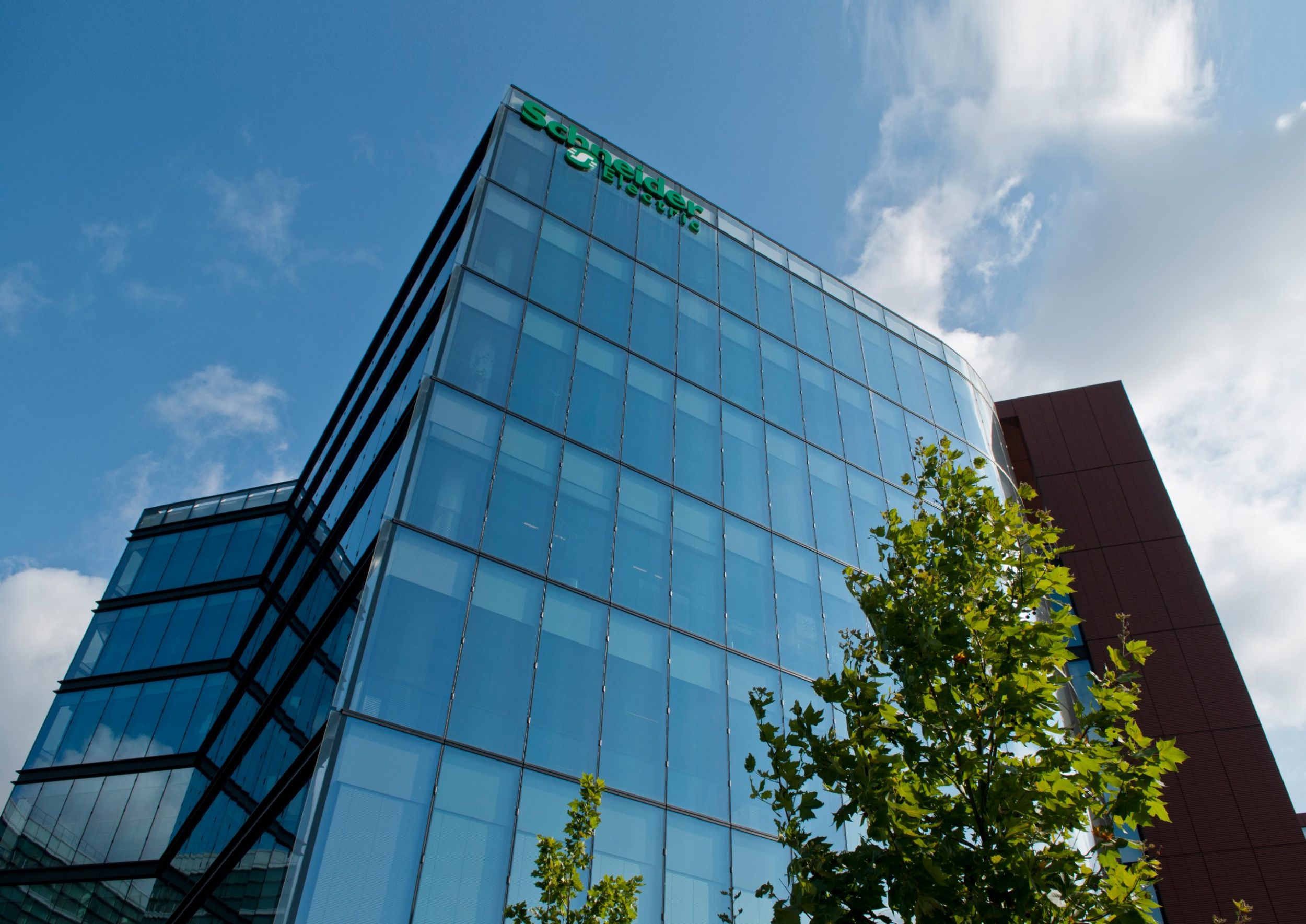 Moderne Gebäude, wie hier der Schneider Electric Hauptsitz 'The Hive' in Paris, stellen ganz neue Ansprüche an das Gebäudemanagement. Smarte Software-Berater unterstützen dabei die Zusammenarbeit von Mensch und Technologie.