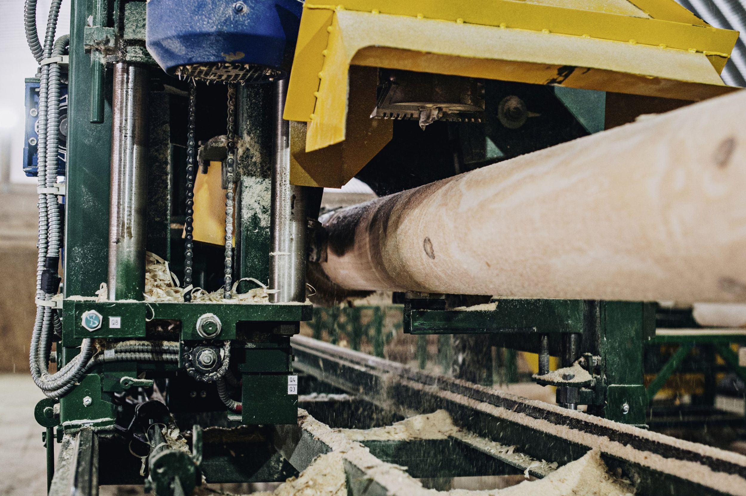 In der Holzbearbeitung gibt es viele Bereiche, in denen eine zusätzliche Lichtquelle sehr robust sein muss.