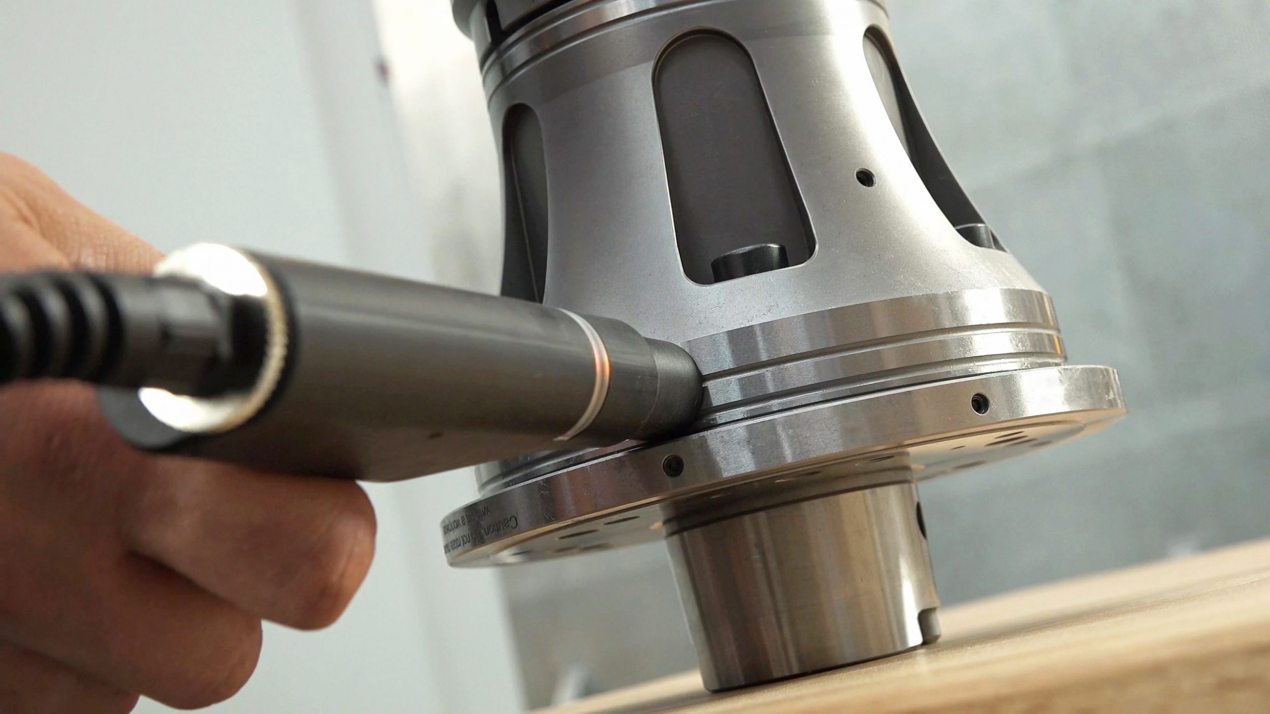 Vorteile der RFID-Technologie sind die Vermeidung des Einbaus falscher Komponenten, automatisches Einlesen und Übertragen der Komponentendaten an die Maschine und das Vermeiden von Fehleingaben.