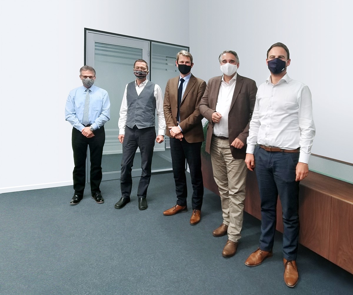 Die Unternehmensvertreter beim Signing (v.l.n.r.): Veit Menges, Mirko Wittek, Frank Seifert (alle AVI), Dr. Achim Agostini, Alexandar Jakši? (beide Leadec).