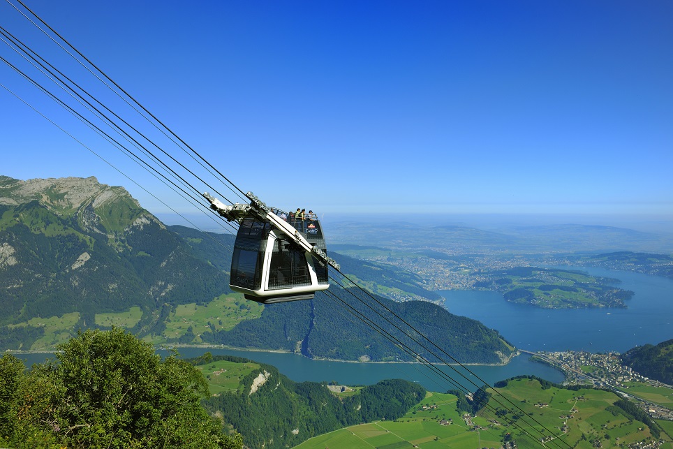 Die CabriO-Seilbahn auf dem Weg zum Stanserhorn