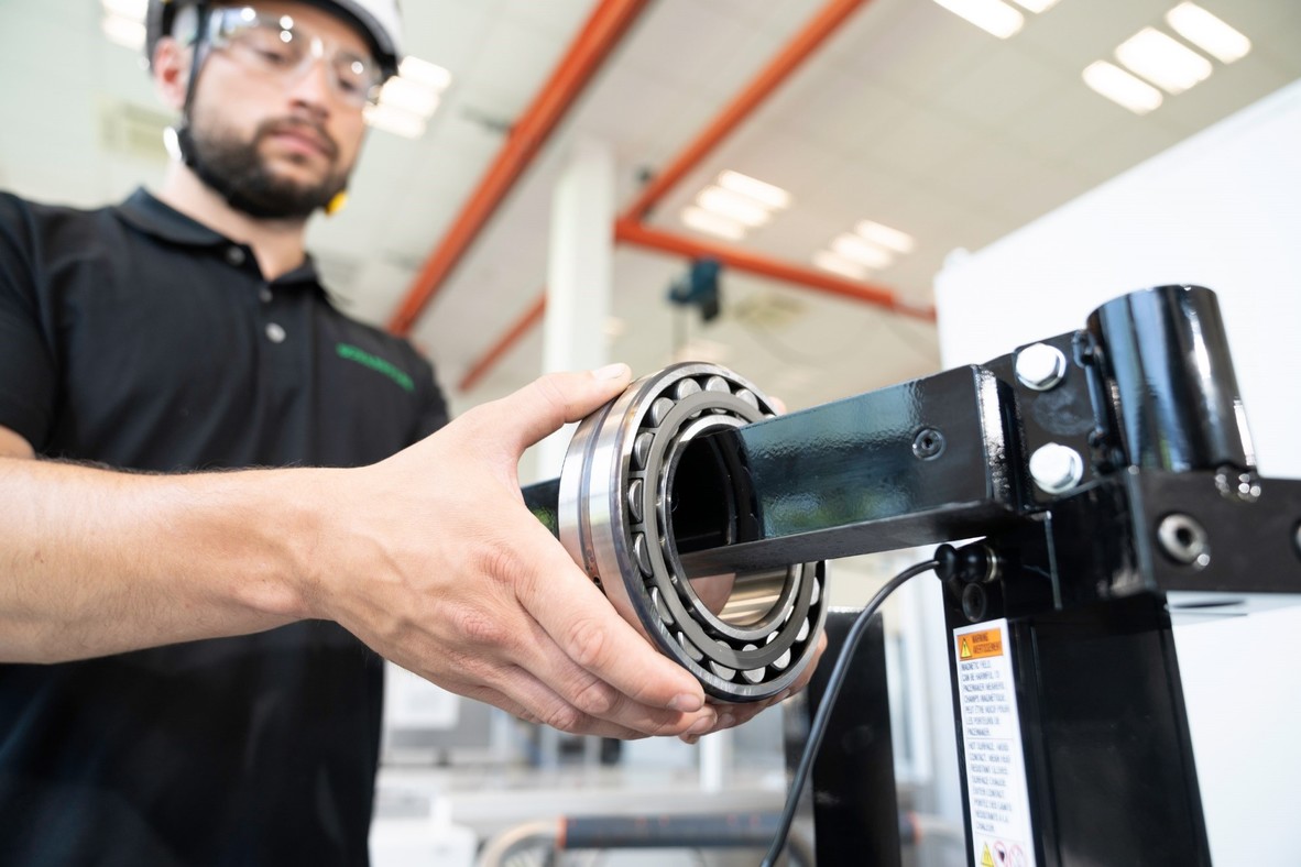 Mit dem Zukauf von Bega, einem der Marktführer auf dem Gebiet der Herstellung von Spezialwerkzeugen für die Montage und Demontage von Wälzlagern, baut Schaeffler sein Service-Portfolio weiter aus. Hier: Induktive Anwärmgeräte erlauben ein energiesparendes Anwärmen der Lager und verkürzen die Montagezeit.