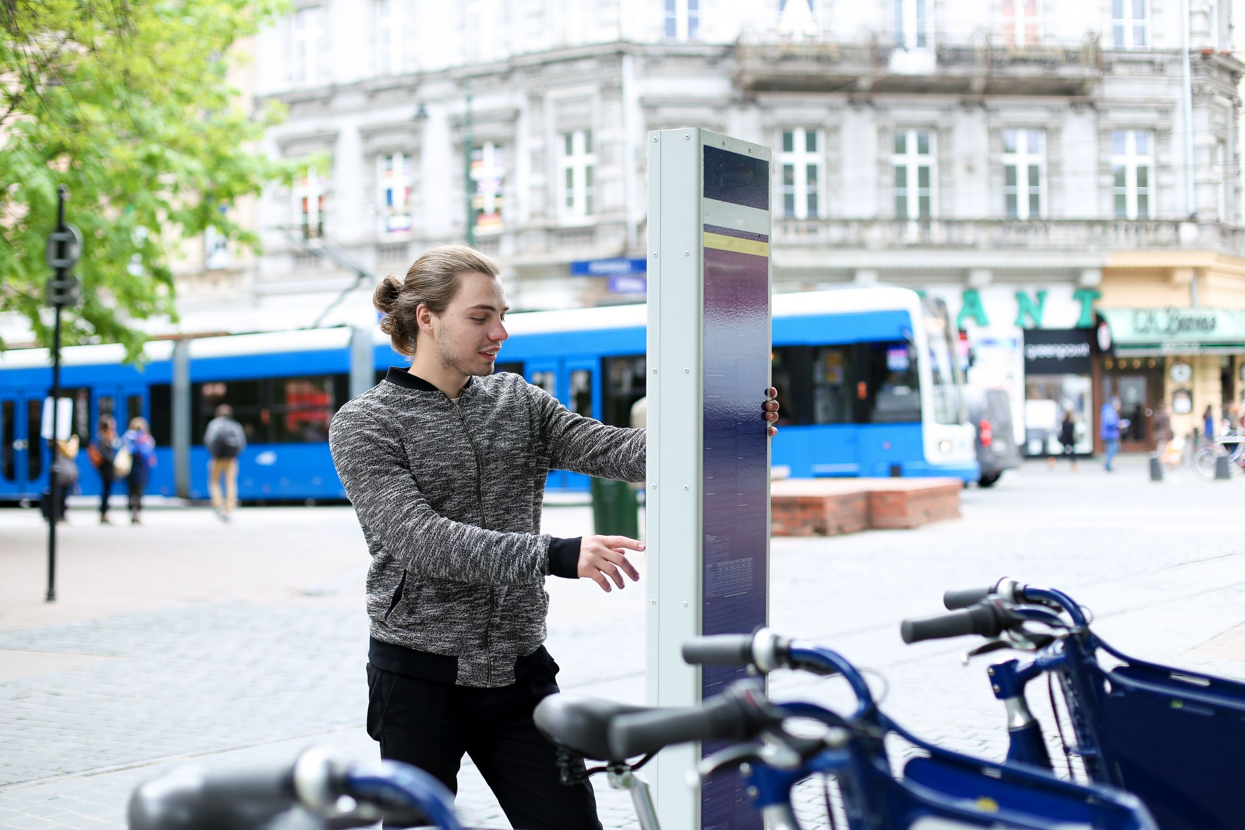 Mit vicCOM IP können individuelle Leit- und Informationssysteme schnell und einfach entwickelt werden. Dabei stehen umfangreiche Audiofunktionen zur Verfügung. Wartung und Konfigurationen können komplett per Web-Interface erfolgen.