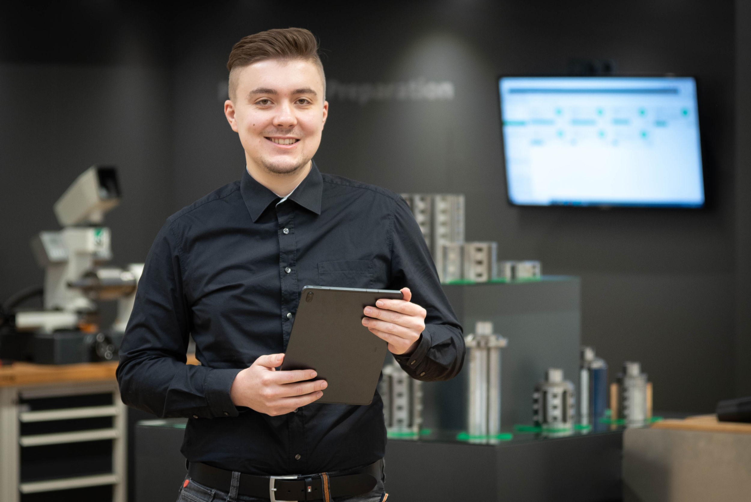 "Bei der Control Suite haben wir standardisierte Module, wie sie der Kunde jeweils braucht: Anlagenvisualisierung, Auftragsverwaltung, Fertigungssteuerung, Wartungsmeldungen oder Teile-/Chargenverwaltung, um einige Beispiele zu nennen.", erklärt Florian Fluhrer. Er ist Portfoliomanager Digital Solutions und zuständig für die digitalen Lösungen, wie die mobile App Suite oder die Leitrechnertechnologie Weinig Control Suite.