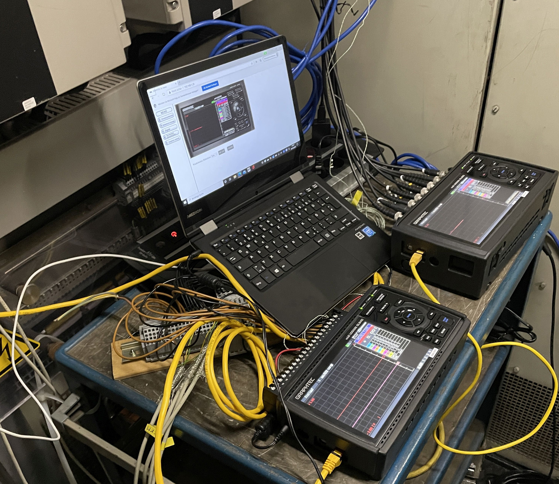 Die Datenlogger im Einsatz auf dem Arbeitstisch im Führerstand. Im Vordergrund der GL840 für bis zu 200 Kanäle, hinten der schnelle GL980 mit Abtastraten bis zu einer Mikrosekunde.