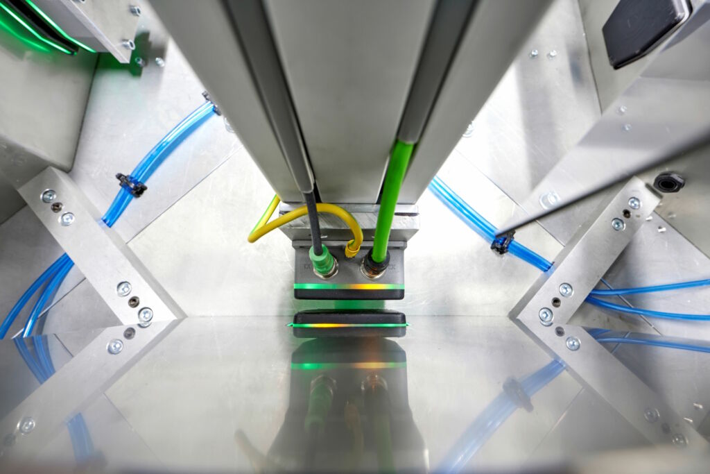 Die protokollunabhängige und latenzfreie Echtzeit-Ethernet-Kommunikation erfolgt über einen Luftspalt im Zentimeterbereich