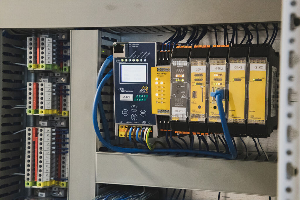 Sicherheitstechnik im Schaltschrank: ASi Safety Gateway (links) und Safety Basis Monitore (Mitte) von Bihl+Wiedemann.