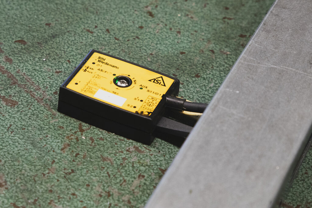 Aktiver Verteiler ASi Safety BWU3565 in IP67 für die einfache, schnelle und sichere Integration eines Türschalters über das Profilkabel in das ASi Netzwerk.