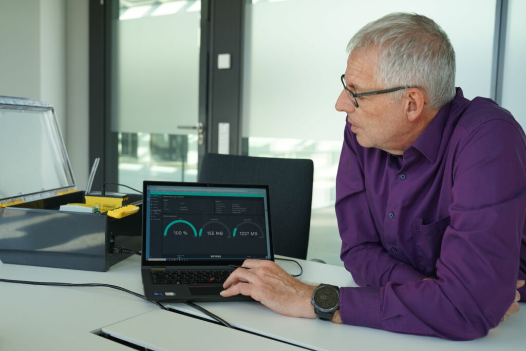 Klaus Ebinger zeigt die
einfache Handhabung des Systems anhand eines Demonstrationskoffers.