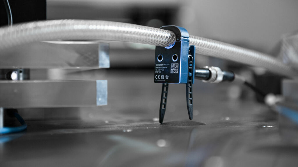 Stabile Befestigung eines Ringsensors an einem Zuführschlauch. Durch das teilbare Gehäuse lassen sie sich an jeder beliebigen Stelle des Zuführschlauches schnell
montieren und demontieren.