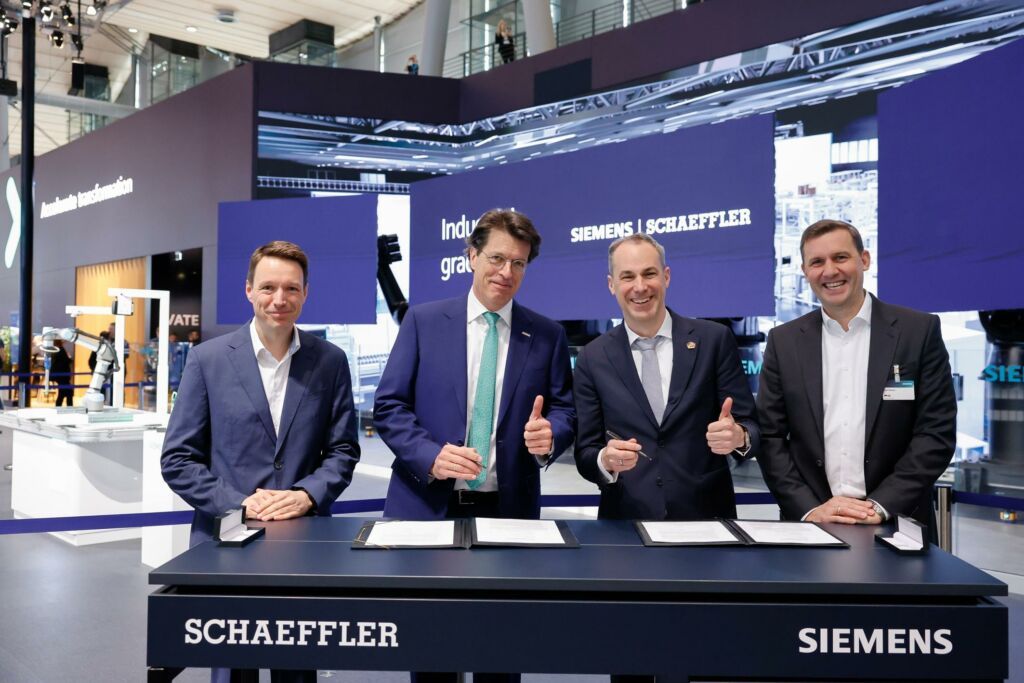 (v.l.): Roberto Henkel, Senior Vice President Digitalization & Operations IT bei Schaeffler, Klaus Rosenfeld, Vorstandsvorsitzender bei Schaeffler, Cedrik Neike, Vorstandsmitglied bei Siemens und CEO Digital Industries, und Olaf Plante, Vice President Sales für Automotive Suppliers, Tire Industry and Linebuilder Germany bei Siemens.