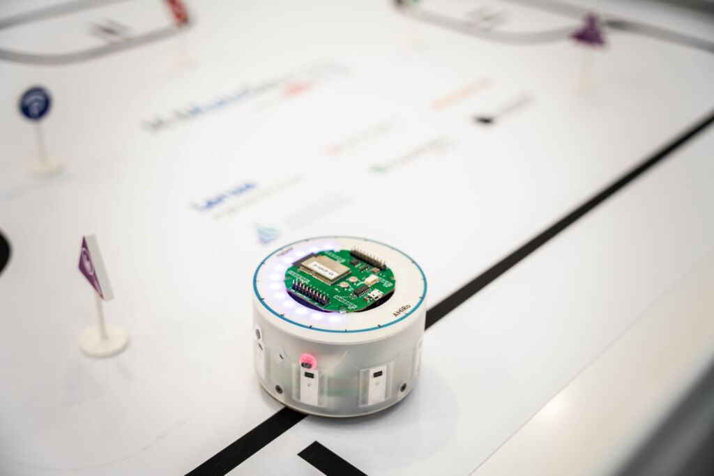 Der Mini-Roboter AMiRo kann Werkstücke auf einem vorgegebenen Streckennetz autonom von einer Station zur nächsten bringen.