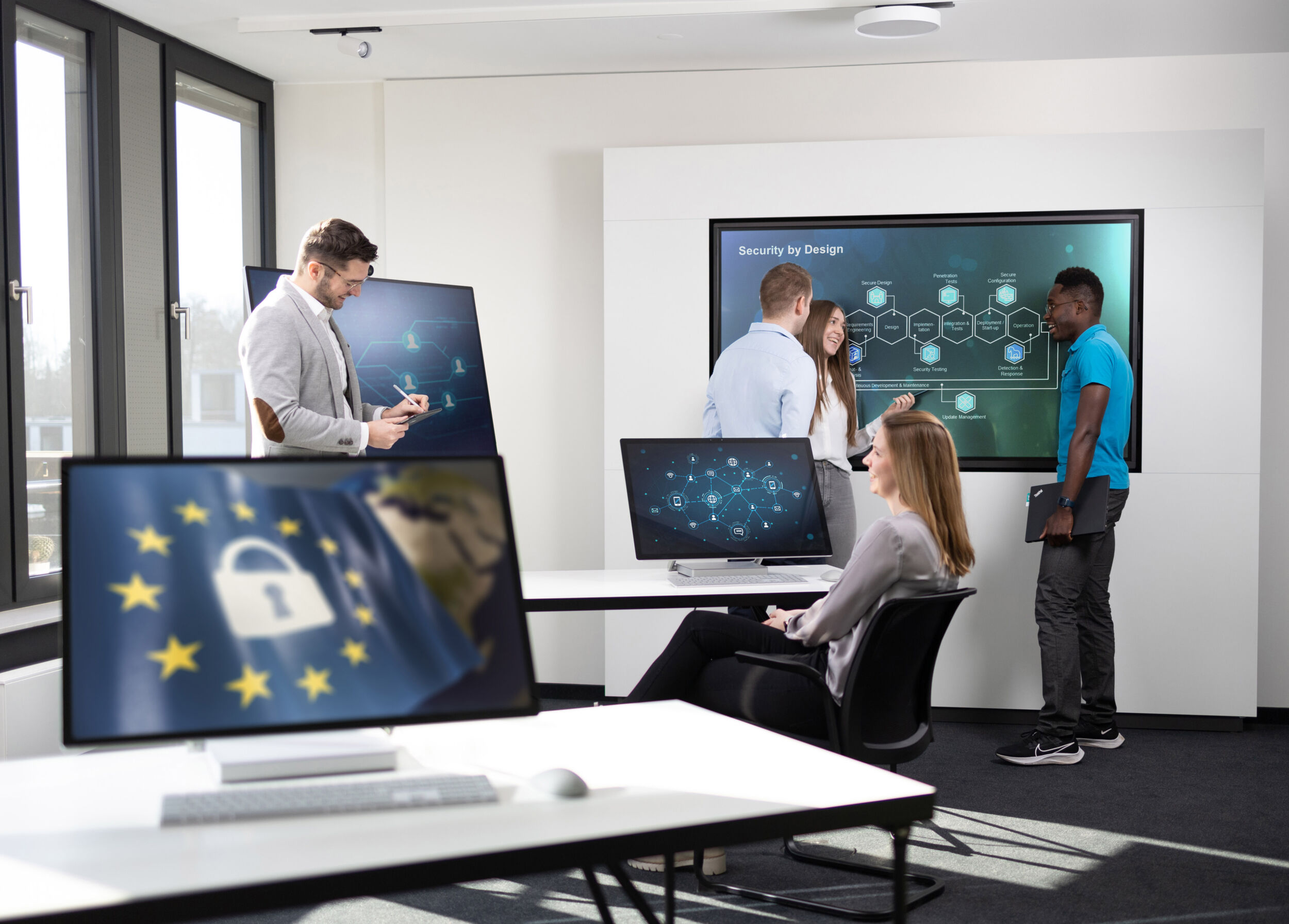 In seinem Secure Engineering Lab in Paderborn unterstützt das Fraunhofer IEM Unternehmen dabei, ihre Prozesse und Produkte den neuen EU-Richtlinien anzupassen.