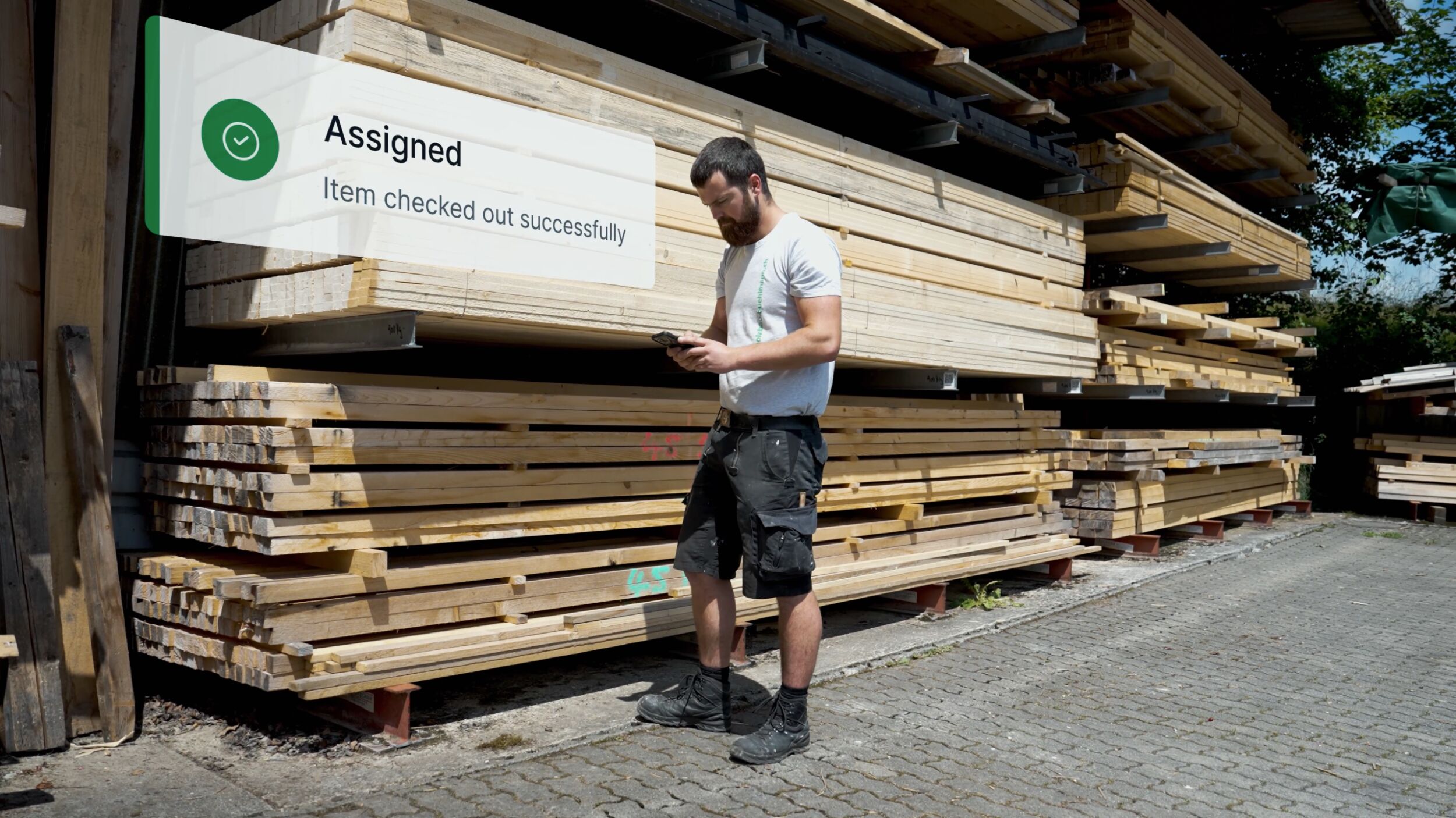 Durch die mobile Anwendung kann Inventar per QR-Code-Scan einfach verwaltet werden.