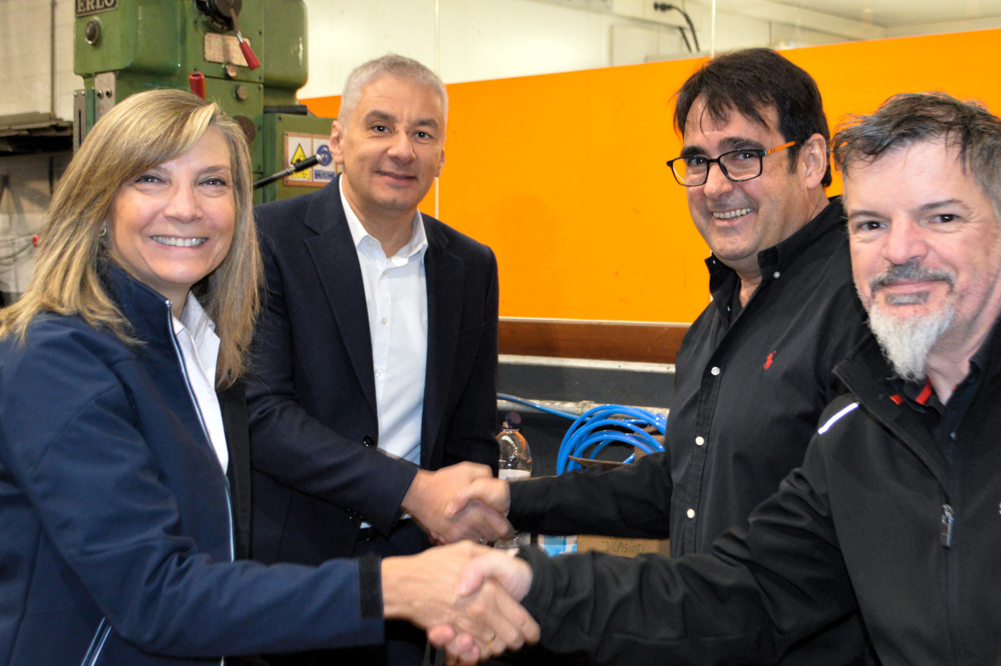 Auf dem Foto v.l.n.r.: Paulina Lujan (Geschäftsführerin Leadec Spanien), Georgi Tschumburidse (Senior Vice President Kontinentaleuropa und UK bei Leadec) mit Antoni Castro (Gründer und Geschäftsführer von Servycat) und Josep Vilardaga (Miteigentümer von Servycat).