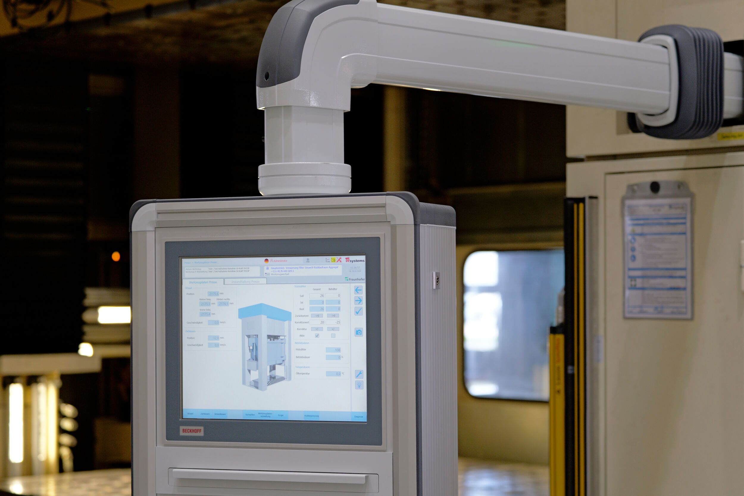 Durch das schwenkbare Bedien-Panel lassen sich die komplexen Steuerungsfunktionen zentral und ergonomisch nutzen.