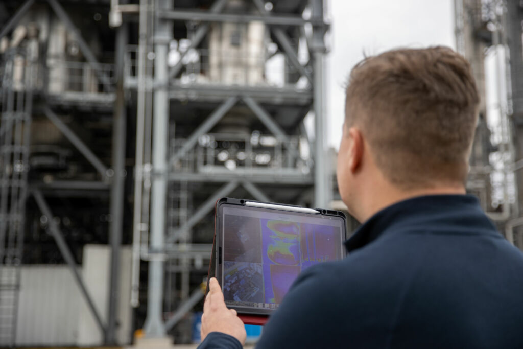 Mit Hilfe von Thermalkameras können Gefahren frühzeitig
erkannt werden. Das funktioniert hier in Kombination mit dem
PFC 200 von Wago.