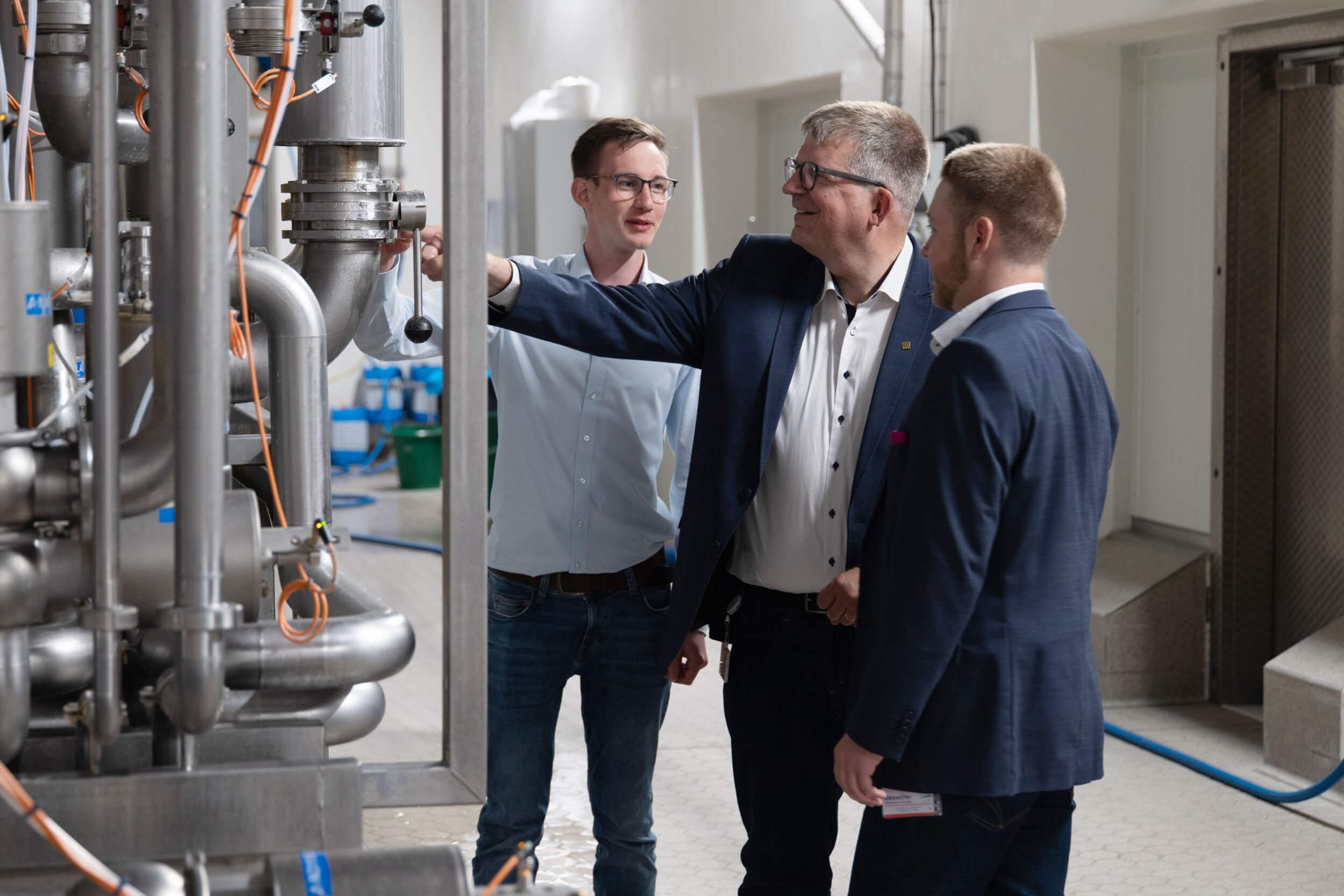 Vor Ort im Praxiseinsatz: Anwender und Hersteller prüfen gemeinsam den Einsatz der Compact-Line-Sensorik im laufenden Betrieb.