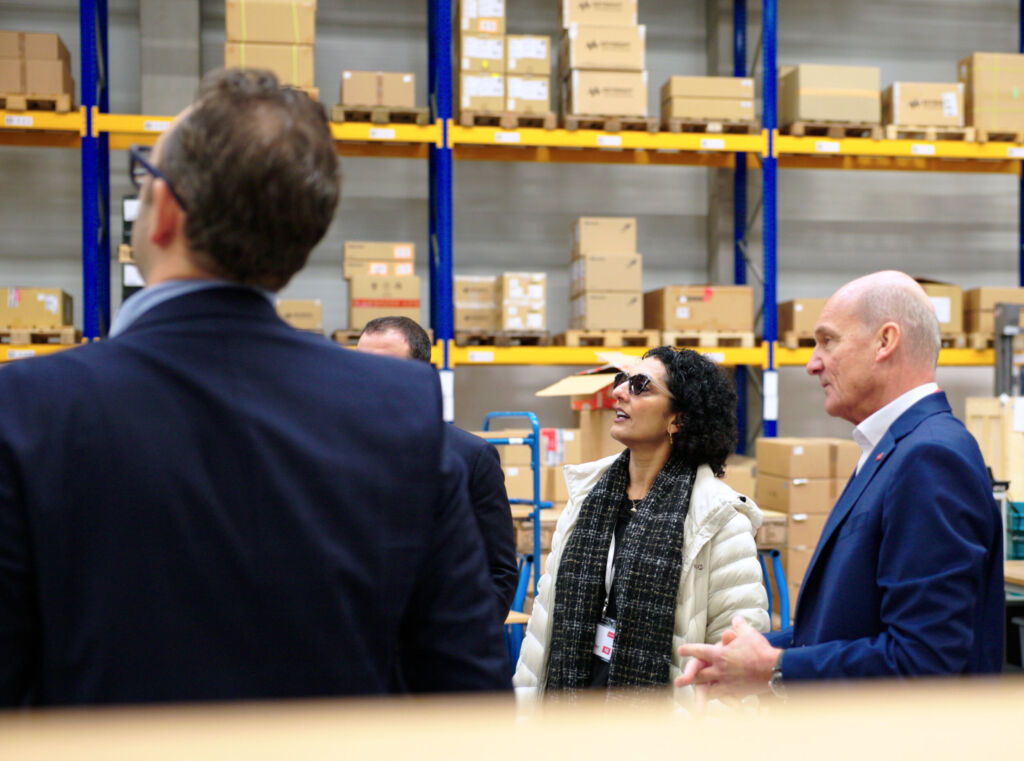 Ritu Favre besuchte das Logistikzentrum von DataTec in Reutlingen.