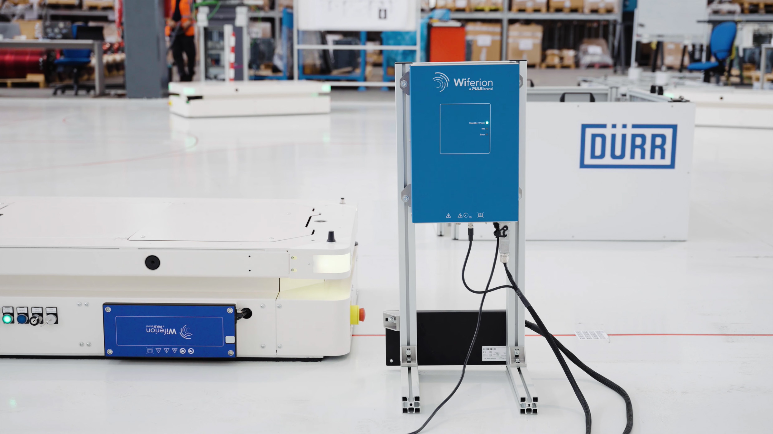 Die induktiven Ladepads von Wiferion fügen sich bündig in bestehende Produktionsumgebungen ein.