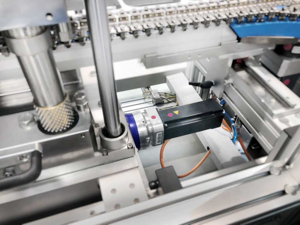 Da das Getriebe in der Stanzachse mit der Cynapse-Funktionalität ausgestattet ist, konnte der beginnende Lagerschaden am
Vertikalhub frühzeitig erkannt und behoben werden.